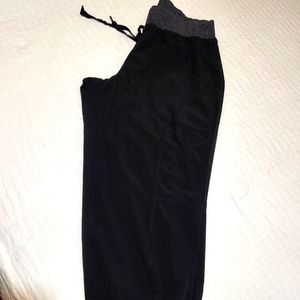 Super Cute and comfy ladies Capri athletic bottoms. Sz Sm